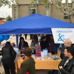 Premio ADUT 2018 un evento al aire libre con personas reunidas alrededor de una carpa o toldo azul con un cartel que dice "ASSOCIATION & PLUS"