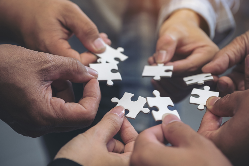 integración muestra a varias personas colaborando para armar un rompecabezas